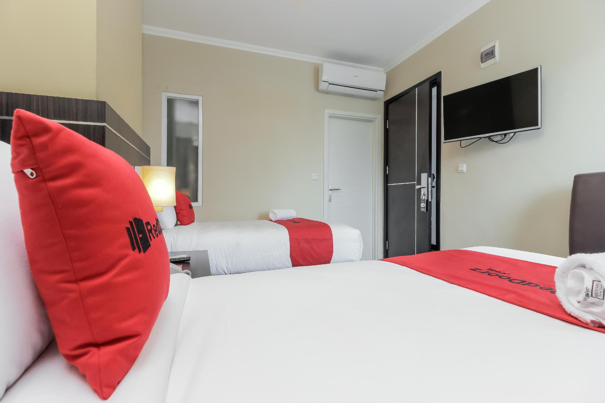 RedDoorz Plus @ Thamrin Jakarta Exterior foto