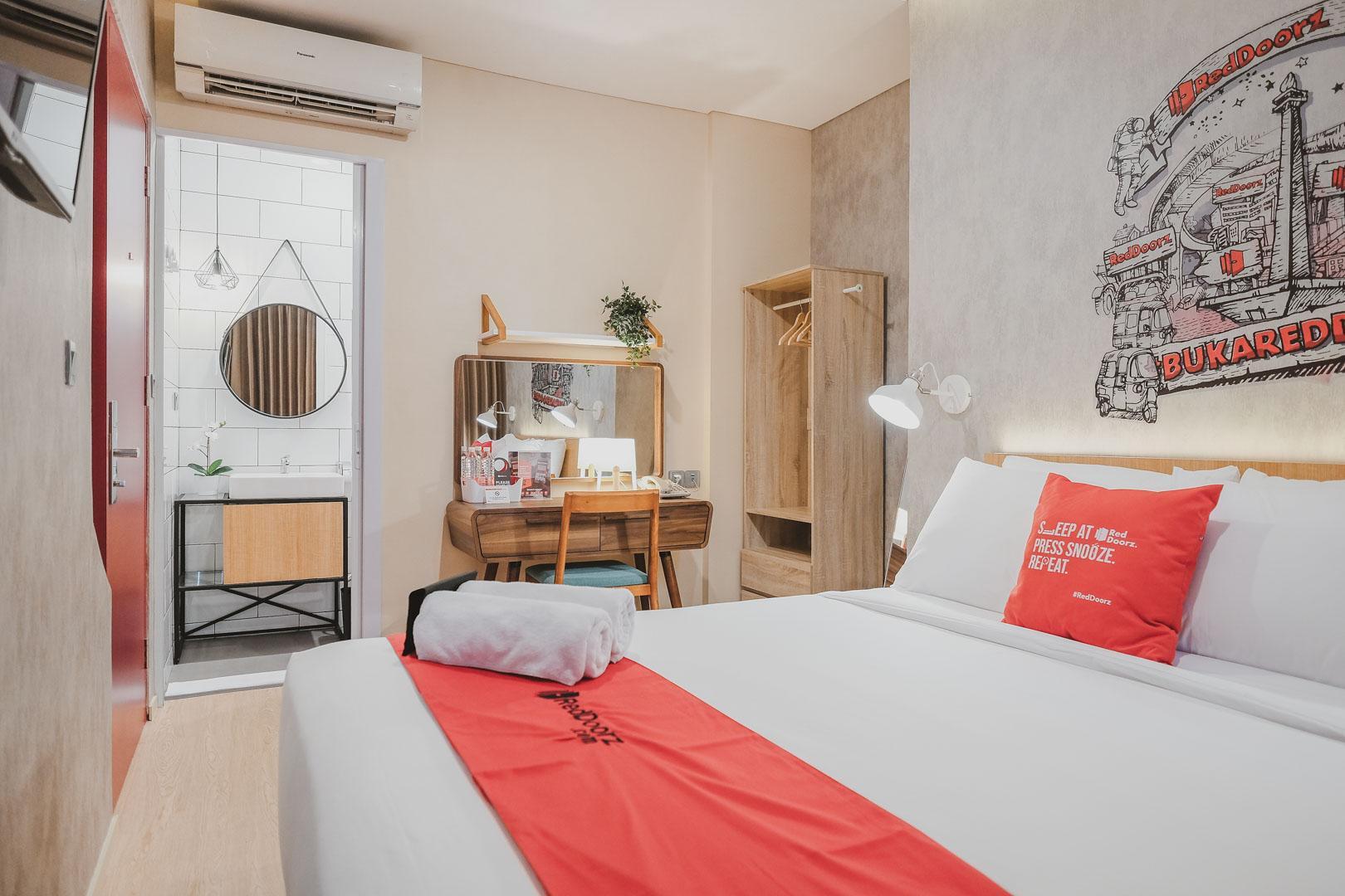 RedDoorz Plus @ Thamrin Jakarta Exterior foto