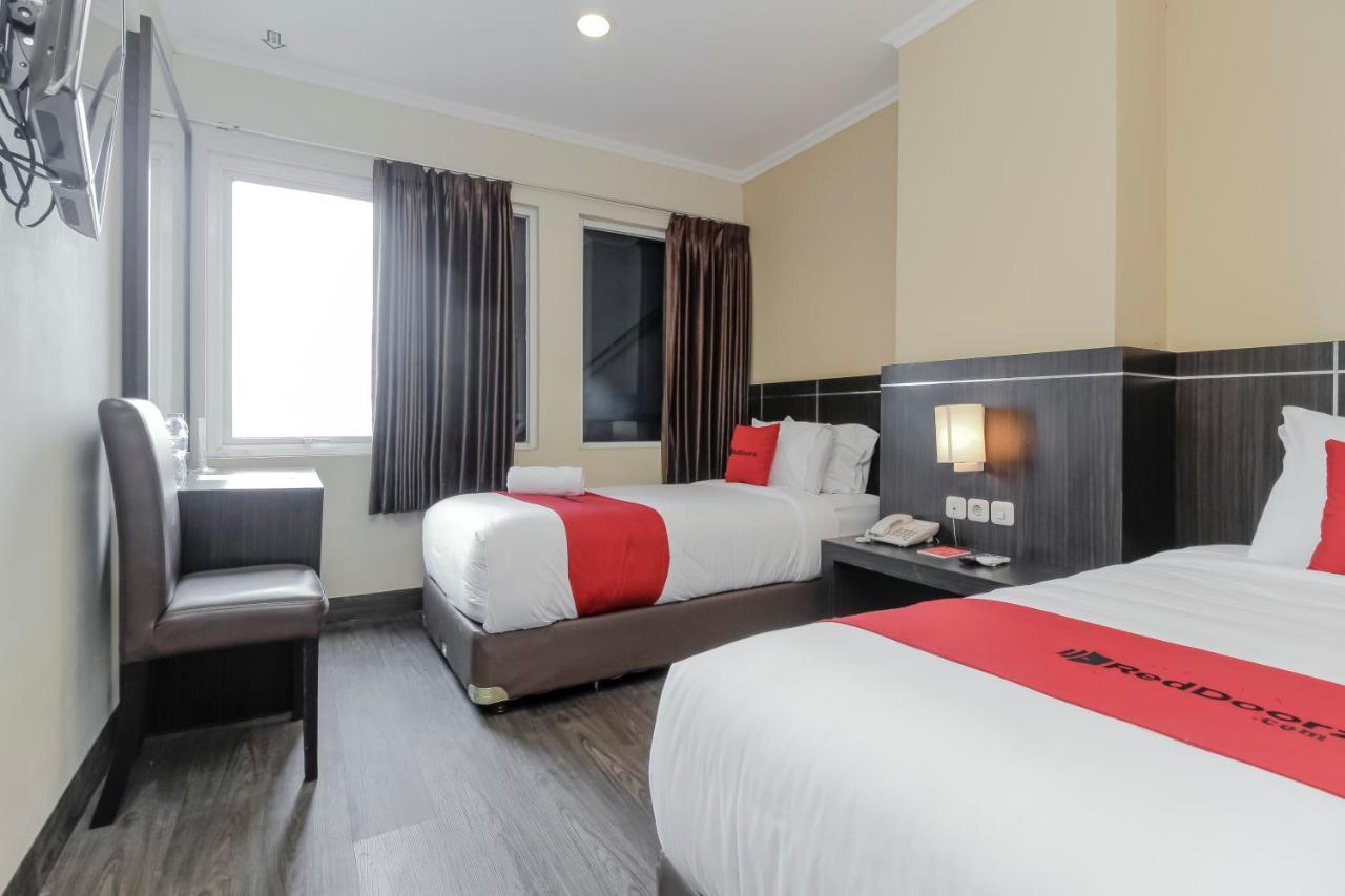 RedDoorz Plus @ Thamrin Jakarta Exterior foto