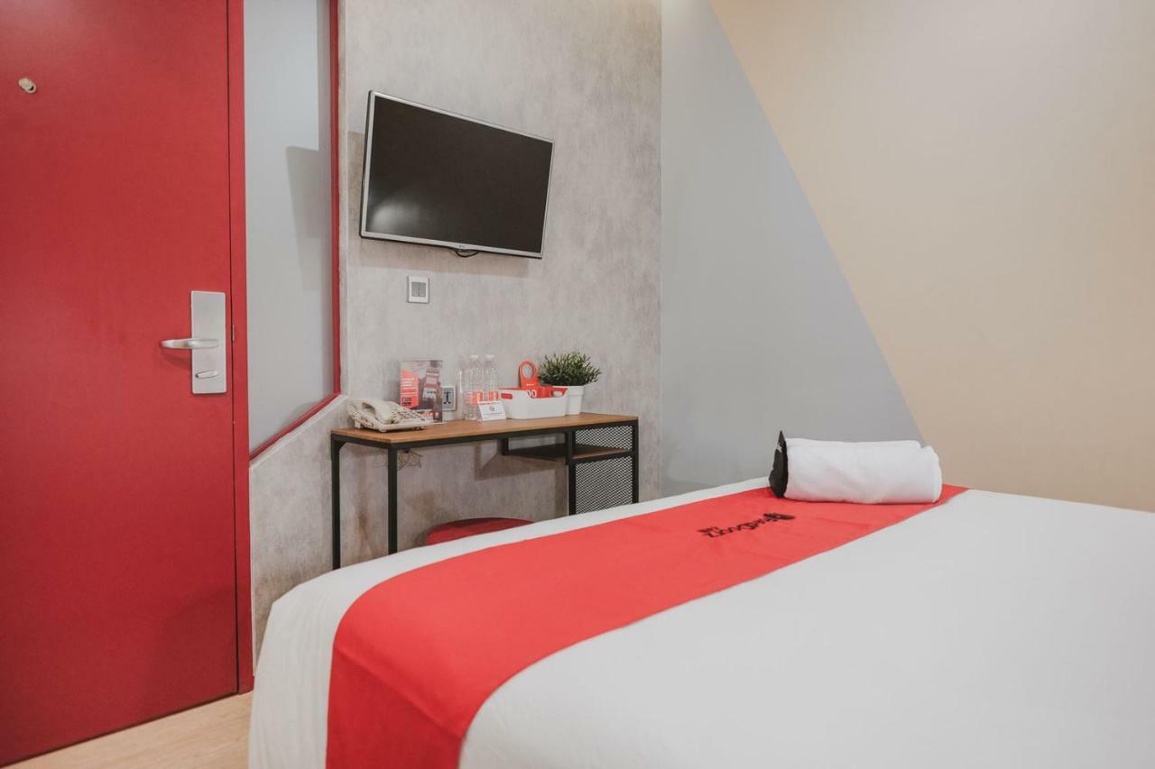 RedDoorz Plus @ Thamrin Jakarta Exterior foto