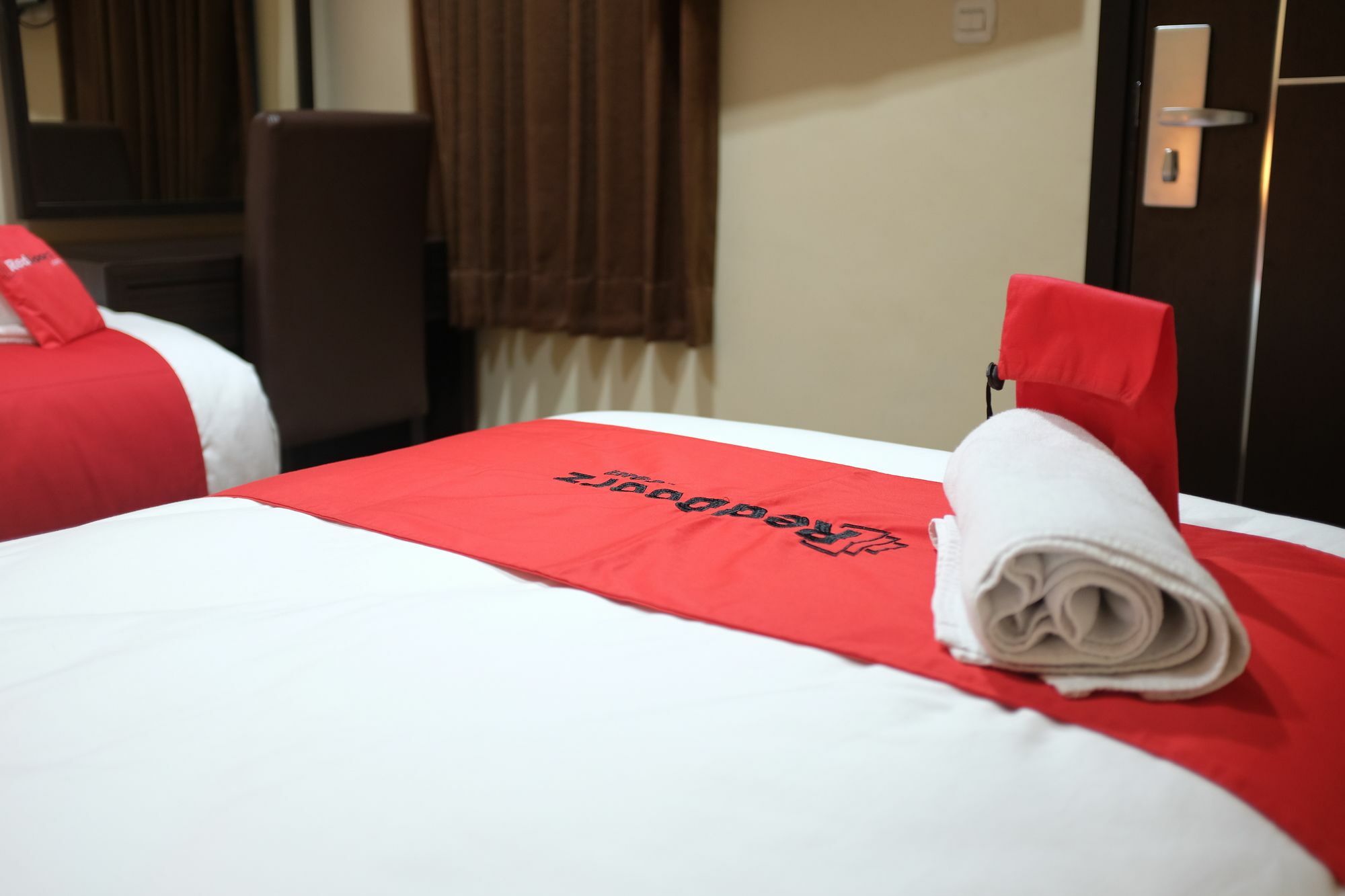 RedDoorz Plus @ Thamrin Jakarta Exterior foto